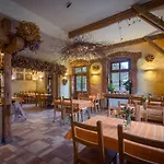 Gosciniec Pod Lipa Bed & Breakfast 3*