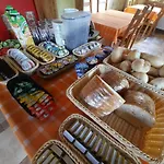 Gosciniec Pod Lipa Bed & Breakfast 3*