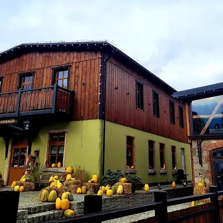 Gosciniec Pod Lipa 住宿加早餐酒店 斯克拉斯卡波伦巴